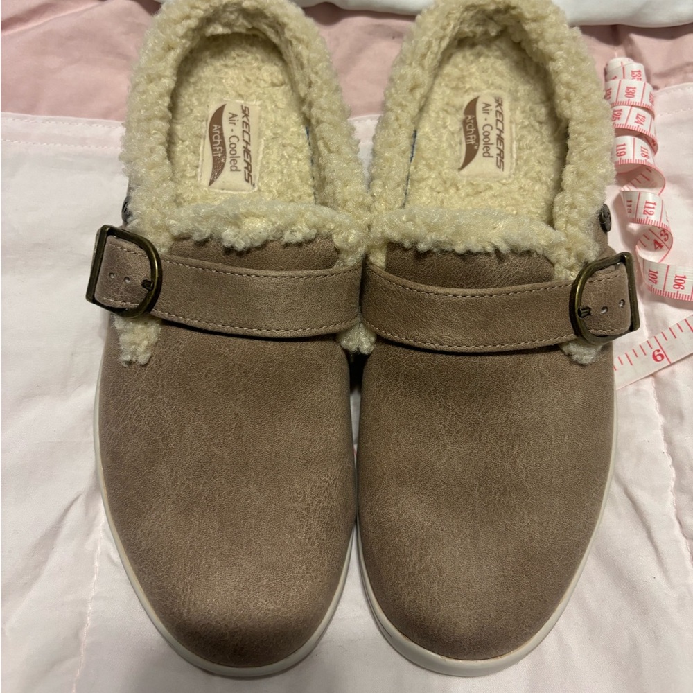 Skechers slip on shoes